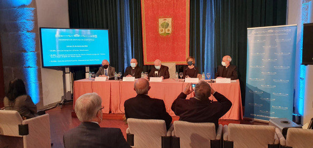 El arzobispo compostelano, Julián Barrio; la directora de Turismo de Galicia, Nava Castro; y el presidente de la Confederación de Empresarios de A Coruña, Antonio Fontenla, presentan el Encuentro de Empresarios Católicos 2021-2022 en Santiago.