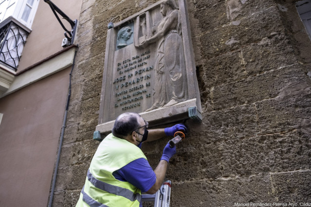 Archivo - Retirada de la placa de la casa natal de Pemán