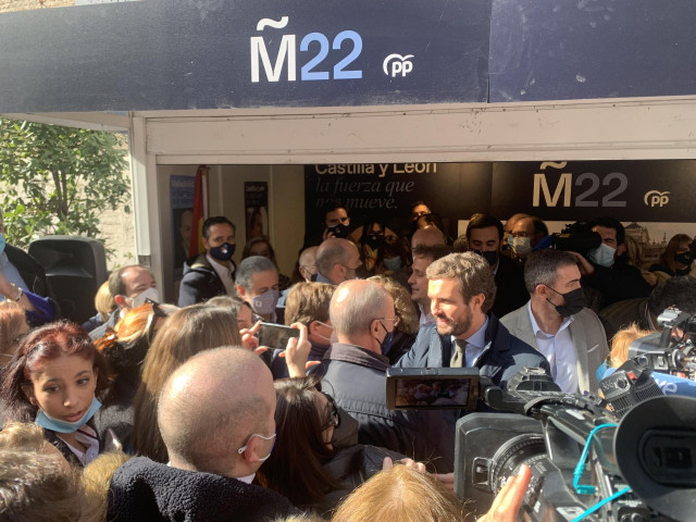 El presidente del Partido Popular, Pablo Casado, saluda en la caseta electoral de la calle Santiago de Valladolid al exalcalde de la ciudad Francisco Javier León de la Riva.