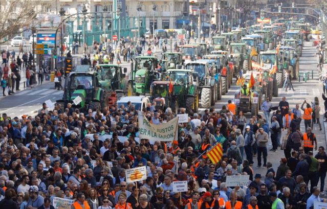 Archivo - Tractorada en València en favor del futuro del sector