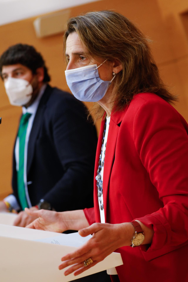 El presidente de la Región de Murcia, Fernando López Miras, y la vicepresidenta tercera y ministra para la Transición Ecológica y el Reto Demográfico (MITECO), Teresa Ribera, comparecen en rueda de prensa