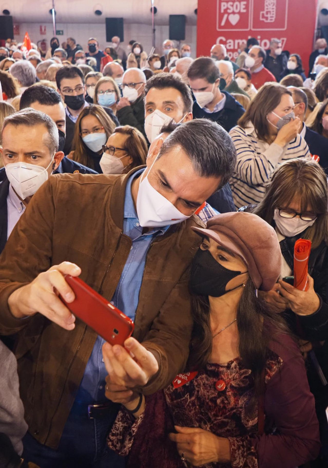 Sñanchez se hace una foto con una simpatizante en la Cúpula del Milenio de Valladolid, en el mitin de cierre de campaña.