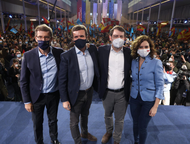 El presidente de la Xunta, Alberto Núñez Feijoo; el presidente del PP, Pablo Casado; el candidato del PP a la presidencia de Castilla y León, Alfonso Fernández Mañueco y la presidenta de la Comunidad de Madrid, Isabel Díaz Ayuso,  en el mitin de cierre.