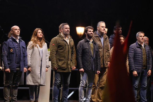 El candidato de Vox a la Presidencia de la Junta, Juan García-Gallardo (c), flanqueado por Santiago Abascal (a su derecha) y otros dirigentes de Vox, en el acto de cierre de la campaña para las elecciones autonómicas del 13 de febrero, en Valladolid.