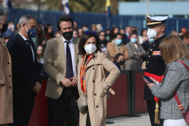 La ministra de Defensa, Margarita Robles, y el alcalde de Cádiz, José María González 'Kichi', este sábado en la despide al buque escuela 'Juan Sebastián de Elcano' en Cádiz.