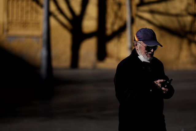 Un hombre camina sin mascarilla, a 8 de febrero de 2022, en Madrid (España). El Gobierno aprueba hoy en Consejo de Ministros la obligatoriedad del uso de las mascarillas en exteriores, medida que entrará en vigor el próximo 10 de febrero. Desde Sanidad se