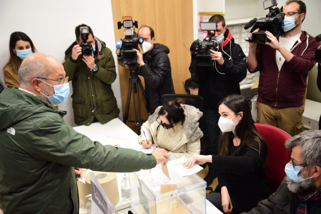El candidato a la Presidencia de la Junta de Castilla y León por Ciudadanos, Francisco Igea, ejerciendo su derecho al voto en el Centro Hidrográfico de Valladolid