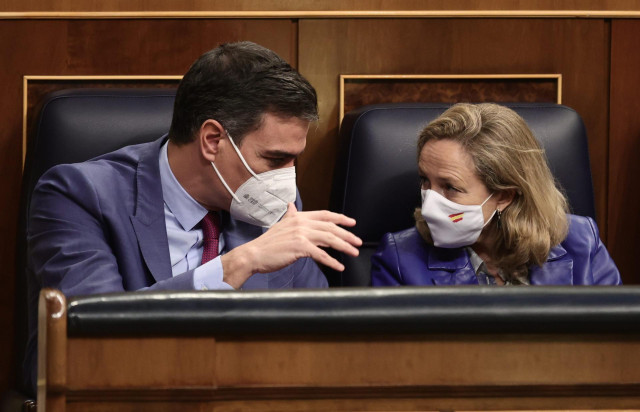 Archivo - El presidente del Gobierno, Pedro Sánchez, y la vicepresidenta primera del Gobierno y ministra de Asuntos Económicos y Transformación Digital, Nadia Calviño, conversan en una sesión plenaria en el Congreso de los Diputados, a 28 de diciembre de