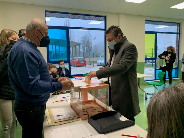El candidato de UPL a las Cortes de Castilla y León, Luis Mariano Santos, vota en Cistierna  este domingo.