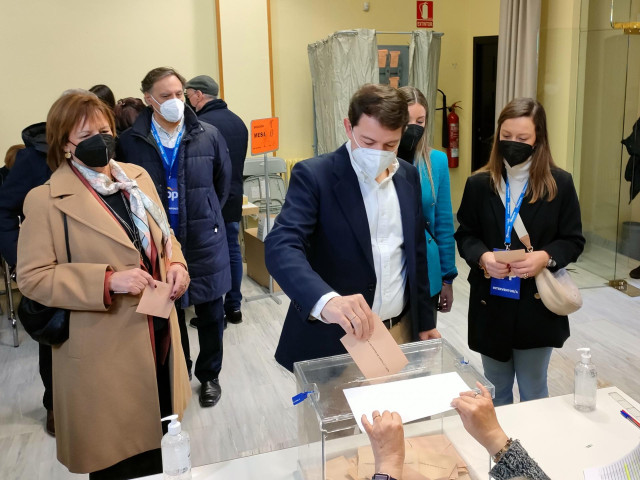 Fernández Mañueco ejerce su derecho al voto en Salamanca.