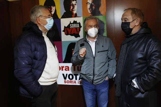 (I-D) Uno de los miembros de Soria ¡Ya!, Goyo Sanz; el candidato a la Presidencia de la Junta de Castilla y León por ¡Soria ya!, Ángel Ceña y otro de los miembros de la plataforma, José Manuel Gómez, valoran los resultados obtenidos por su formación en lo