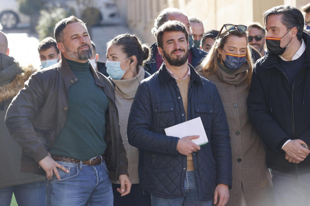 (I-D) El presidente de Vox, Santiago Abascal, y el candidato de la formación a la Presidencia de la Junta de Castilla y León, Juan García-Gallardo