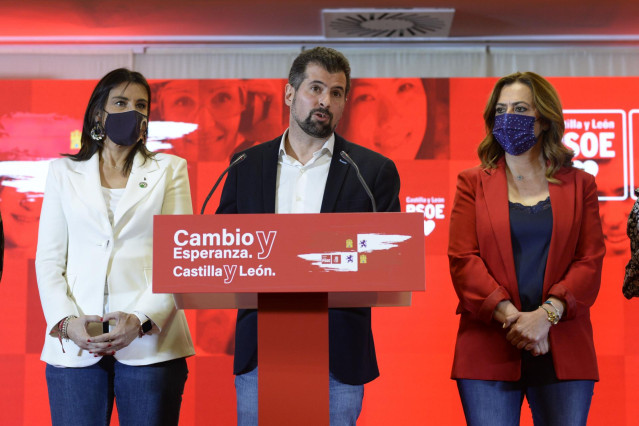 La vicesecretaria del PSCyL-PSOE, Virginia Barcones (1d), y el candidato del PSOE, Luis Tudanca (c), valoran los resultados obtenidos por su formación en los comicios para Castilla y León durante la noche electoral del 13F en el Hotel Sercotel