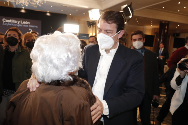 El candidato a la Presidencia de la Junta de Castilla y León por el PP, Alfonso Fernández Mañueco, saluda a una mujer después de valorar los resultados obtenidos por su formación en los comicios para Castilla y León