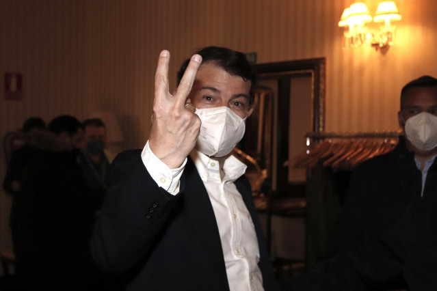 El candidato a la Presidencia de la Junta de Castilla y León por el PP, Alfonso Fernández Mañueco, saluda a los medios después de valorar los resultados obtenidos por su formación en los comicios para Castilla y León durante la noche electoral del 13F, en
