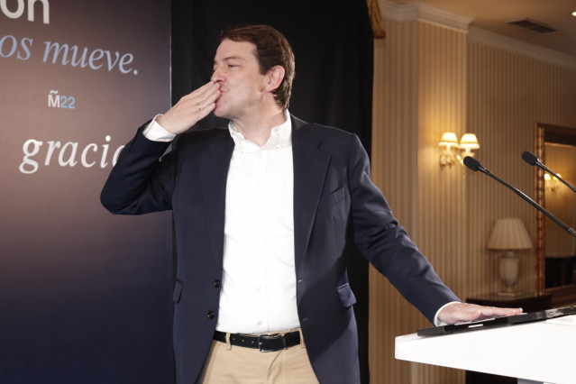 El candidato a la Presidencia de la Junta de Castilla y León por el PP, Alfonso Fernández Mañueco, lanza un beso al público mientras valora los resultados obtenidos por su formación.