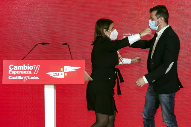 La vicesecretaria del PSOE, Adriana Lastra, y el secretario general del PSOECyL y candidato del PSOE a Presidencia de la Junta, Luis Tudanca, durante la pegada de carteles con motivo del inicio de la campaña para las elecciones autonómicas.