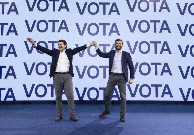 El candidato del PP a la presidencia de Castilla y León, Alfonso Fernández Mañueco,  y el presidente del PP, Pablo Casado, en el cierre de campaña en Valladolid,