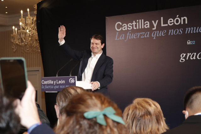 El candidato a la Presidencia de la Junta de Castilla y León por el PP, Alfonso Fernández Mañueco, valora los resultados obtenidos en los comicios durante la noche electoral del 13F, a 13 de febrero de 2022, en Castilla y León (España).
