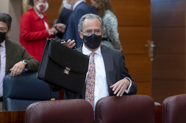 El consejero de Educación, Universidades y Ciencia y portavoz del Gobierno de la Comunidad de Madrid, Enrique Ossorio, en un pleno de la Asamblea de Madrid, a 10 de febrero de 2022, en Madrid (España). Durante el pleno han abordado de nuevo la gestión por
