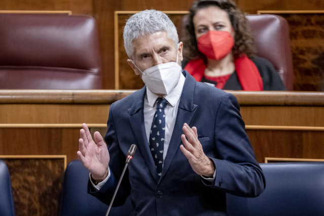 Archivo - El ministro del Interior, Fernando Grande-Marlaska, interviene en una sesión plenaria, en el Congreso