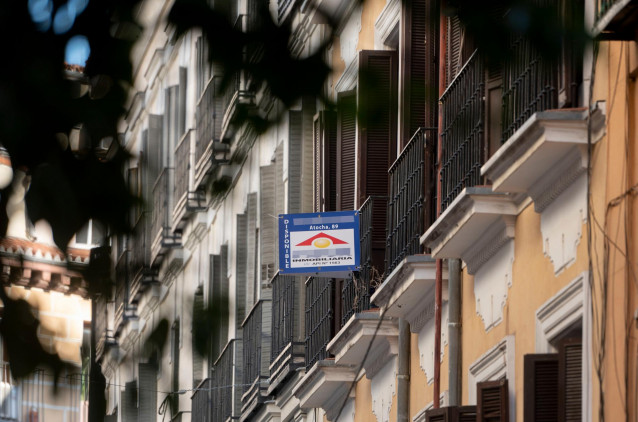 Archivo - Cartel de venta en un edificio de la capital, a 27 de octubre de 2021, en Madrid, (España).