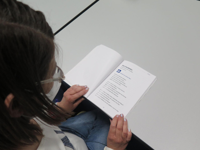 Archivo - Persona con discapacidad intelectual leyendo libro en lectura fácil.
