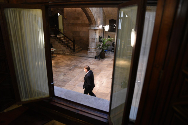 El president de la Generalitat Valenciana, Ximo Puig, a su llegada a la toma de posesión de dos nuevas secretarias autonómicas de la Generalitat valenciana, en el Palau de la Generalitat, a 14 de febrero de 2022, en Valencia, Comunidad Valenciana (España)