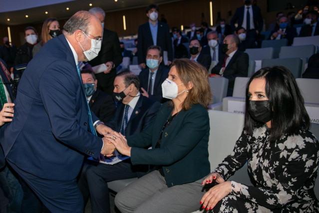 La vicepresidenta tercera del Gobierno, Teresa Ribera, saluda al vicepresidenta de C-LM, José Luis Martínez Guijarro, en el I Foro Económico Español ‘Castilla-La Mancha: Logros y Desafíos’.