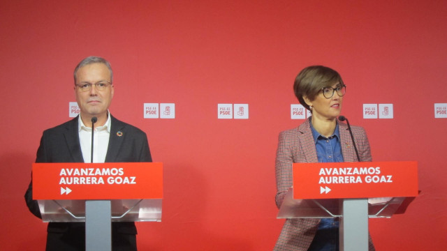 Archivo - Alfredo Retortillo y Begoña Gil (PSE) en una rueda de prensa en Bilbao