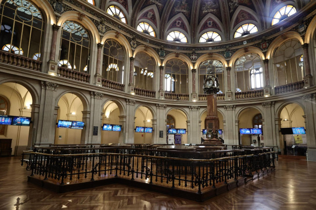 Archivo - Varios paneles del Ibex en el Palacio de la Bolsa