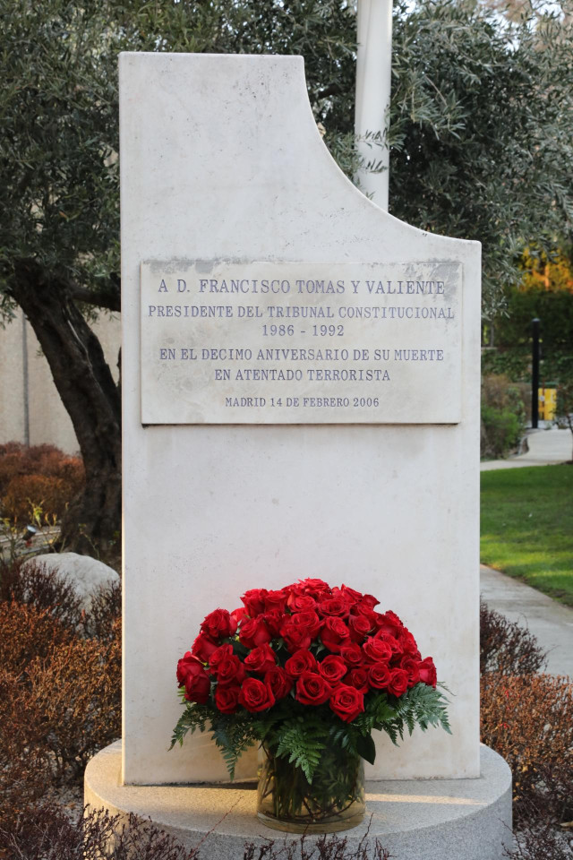 Archivo - Monumento en homenaje a Tomás y Valiente por su asesinato a manos de ETA hace 25 años, en el Tribunal Constitucional, en Madrid (España), a 15 de febrero de 2021. El que fuera presidente del Tribunal Constitucional fue asesinado por ETA el 14 de