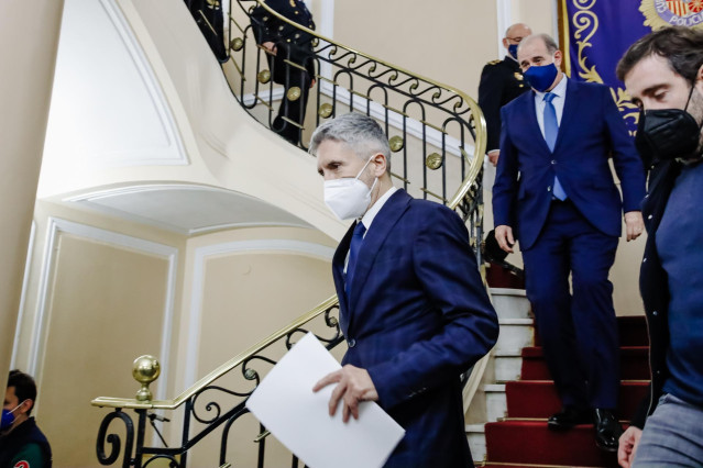 El ministro del Interior, Fernando Grande-Marlaska (i) y el director general de la Policía, Francisco Pardo Piqueras (d), a su llegada a una rueda de prensa
