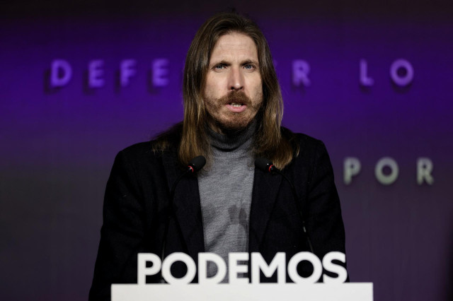 El portavoz de Unidas Podemos, Pablo Fernández, ofrece una rueda de prensa, en la sede de Unidas Podemos, a 14 de febrero de 2022, en Madrid (España).