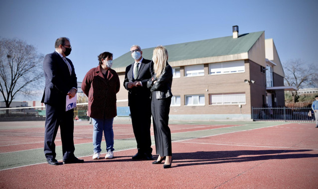 El consejero de Administración Local y Digitalización, Carlos Izquierdo, visita el CEIP Miguel de Cervantes en Leganés