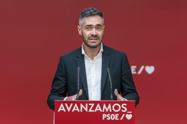 Archivo - El portavoz adjunto del PSOE en el Congreso, Felipe Sicilia, responde en una rueda de prensa tras la reunión de la Comisión Ejecutiva Federal Plenaria del PSOE en la sede socialista de la calle Ferraz, a 25 de octubre de 2021, en Madrid, (España