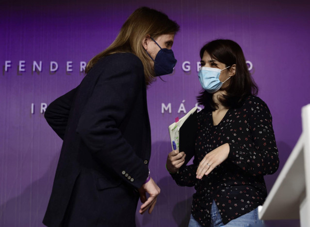 Los portavoces de Unidas Podemos, Pablo Fernández, e Isa Serra, a su llegada a una rueda de prensa, en la sede de Unidas Podemos, a 14 de febrero de 2022, en Madrid (España).