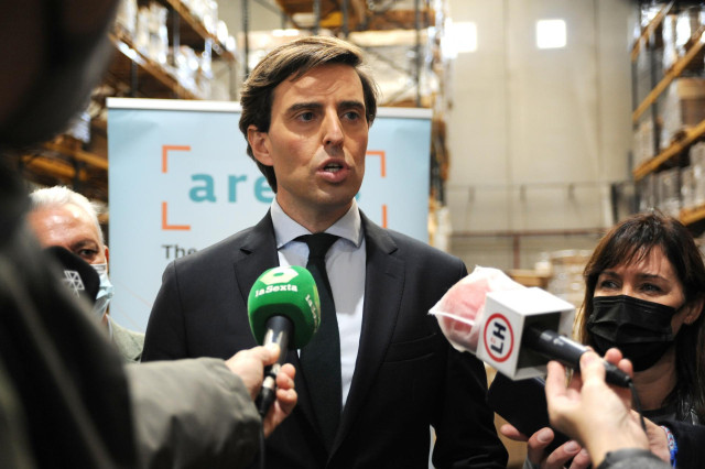 Archivo - El vicesecretario de Comunicación del Partido Popular, Pablo Montesinos, responde a los medios durante una visita a Total Safe Pack, a 26 de noviembre de 2021, en L'Hospitalet de Llobregat, Barcelona, Catalunya, (España).
