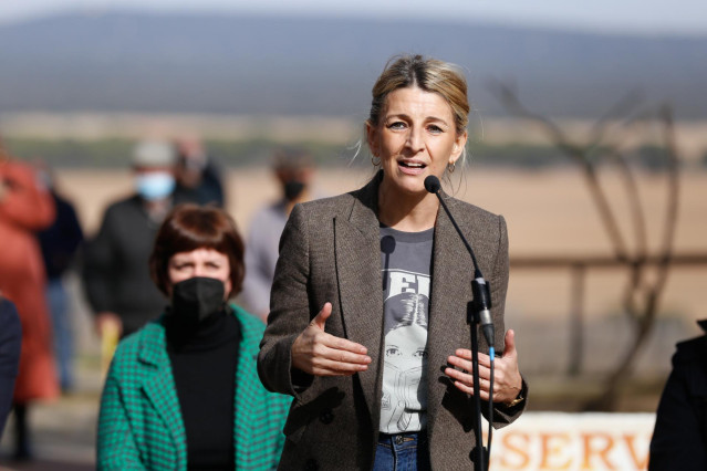 La vicepresidenta segunda del Gobierno y ministra de Trabajo, Yolanda Díaz, interviene en un encuentro público en el Anfiteatro del Parque de la Muela, 10 de febrero de 2022, en Castronuño, Valladolid, Castilla y León (España).