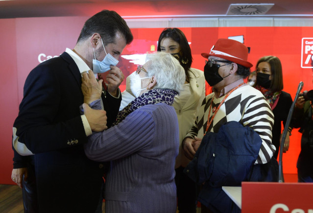 El candidato del PSOE a la Presidencia de la Junta, Luis Tudanca, saluda a una señora a su llegada para valorar los resultados obtenidos por su formación en los comicios para Castilla y León.