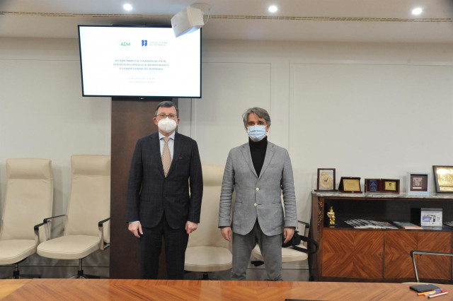 El presidente del CGN, José Ángel Martínez Sanchiz, y el presidente de la AEM, Antonio Sierra Rincón, durante la firma de un convenio para colaborar en la inclusión financiera