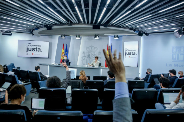 El ministro de Agricultura, Pesca y Alimentación, Luis Planas y la ministra Portavoz y de Política Territorial, Isabel Rodríguez, en una rueda de prensa posterior a una reunión del Consejo de Ministros, en La Moncloa, a 8 de febrero de 2022, en Madrid.