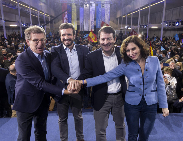 (I-D) El presidente de la Xunta de Galicia, Alberto Núñez Feijoo; el presidente del PP, Pablo Casado; el candidato del PP a la presidencia de Castilla y León, Alfonso Fernández Mañueco y la presidenta de la Comunidad de Madrid, Isabel Díaz Ayuso