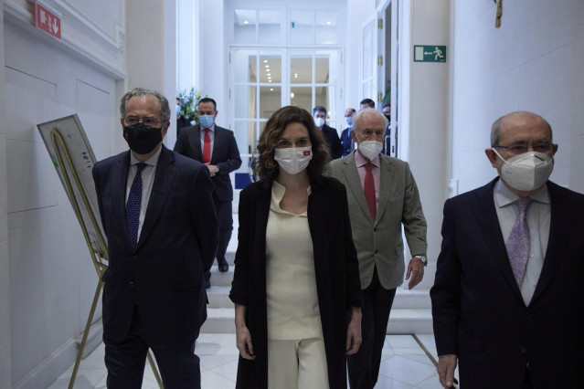 Enrique Ossorio junto a Isabel Díaz Ayuso a su llegada a un desayuno informativo de Fórum Europa