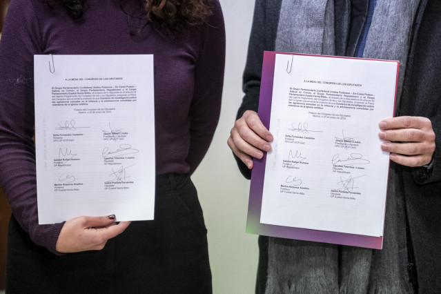 Los documentos del registro de una comisión de investigación sobre las agresiones sexuales en la infancia y la adolescencia por parte de miembros de la Iglesia Católica, en el Congreso de los Diputados, a 26 de enero de 2022, en Madrid (España).