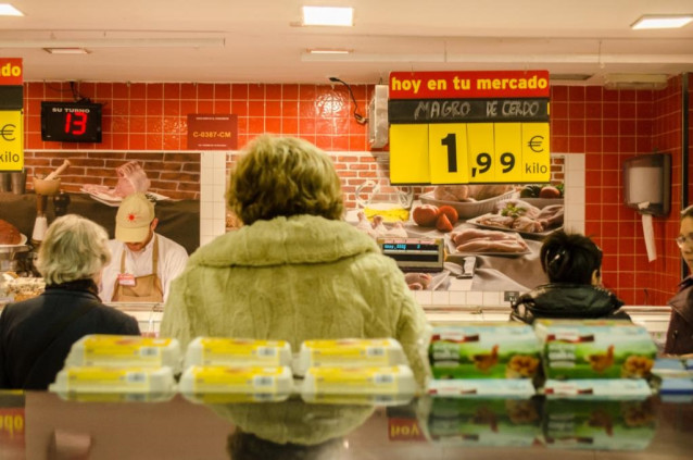 Archivo - Gente comprando en un supermercado