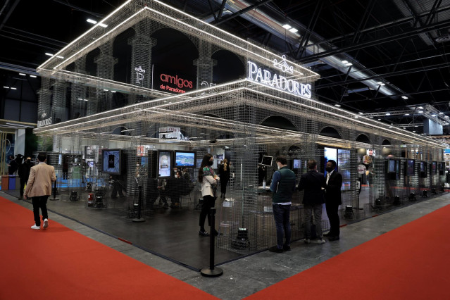 Asistentes visitan el estand de Paradores durante el segundo día de la 42ª edición de la Feria Internacional del Turismo, Fitur 2022.