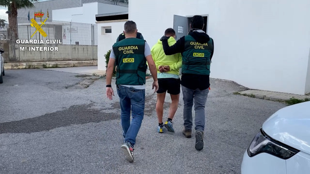 La Guardia Civil detiene a un huido de la justicia en la Isla de Ibiza.