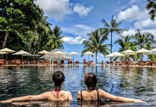 Hoteles urbanos, destinos de playa y estancias más largas, preferencias de viaje de los españoles en 2022.