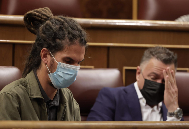 Archivo - El exdiputado de Unidas Podemos Alberto Rodríguez (I), y el diputado nacional de Unidas Podemos poncia de Cádiz, Juan Antonio Delgado, en una sesión plenaria en el Congreso de los Diputados, a 14 de octubre de 2021, en Madrid (eSPAÑA).